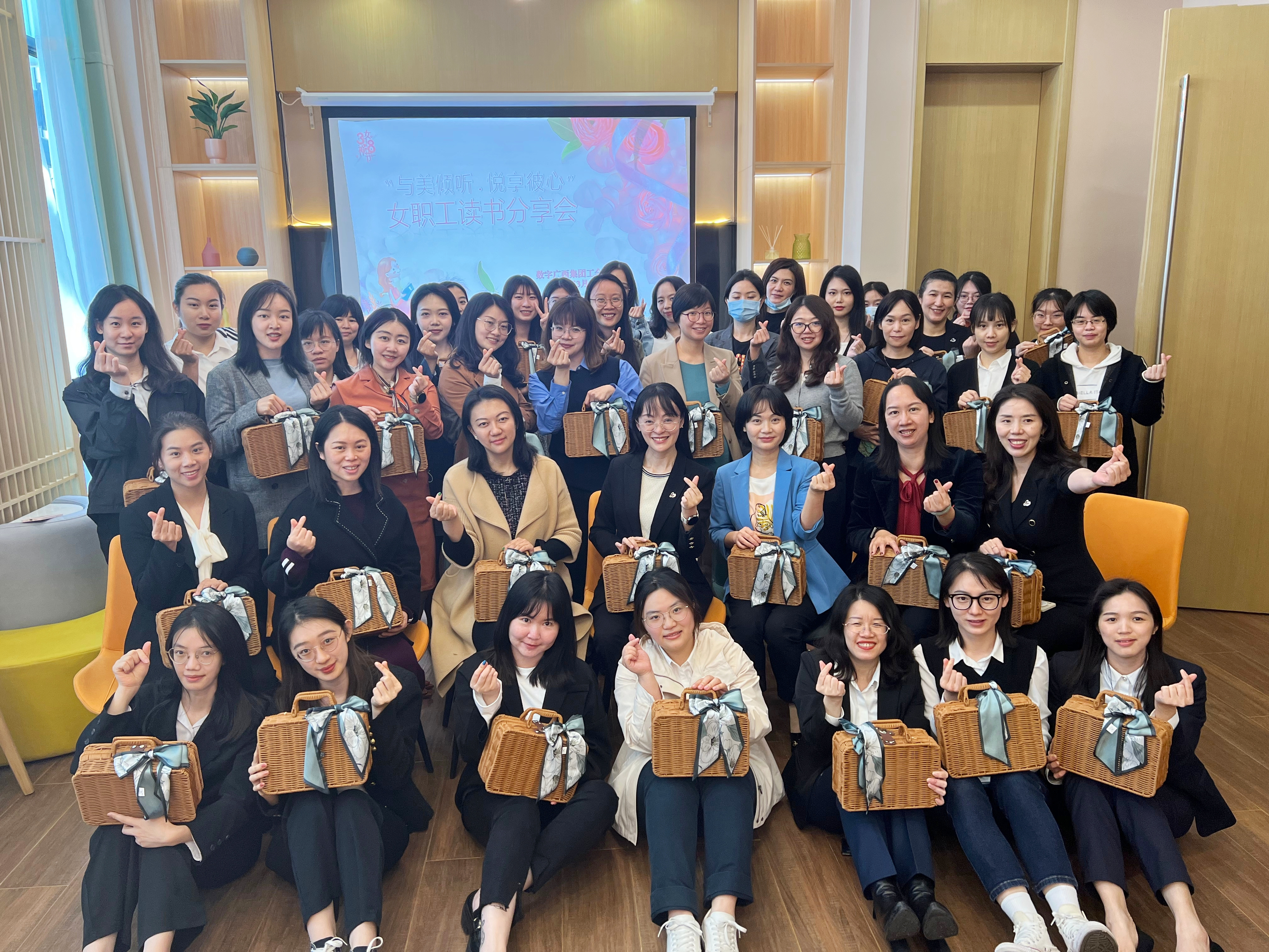 与美倾听.悦享彼心|问鼎娱乐广西集团工会开展女职工读书分享会