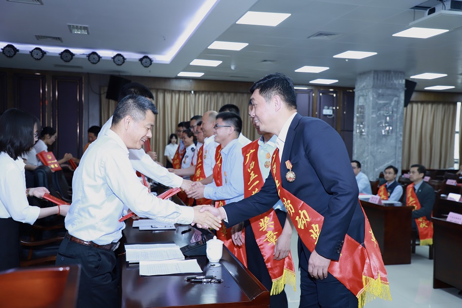 问鼎娱乐广西集团云宝宝公司董事长周勃荣获“广西五一劳动奖章”