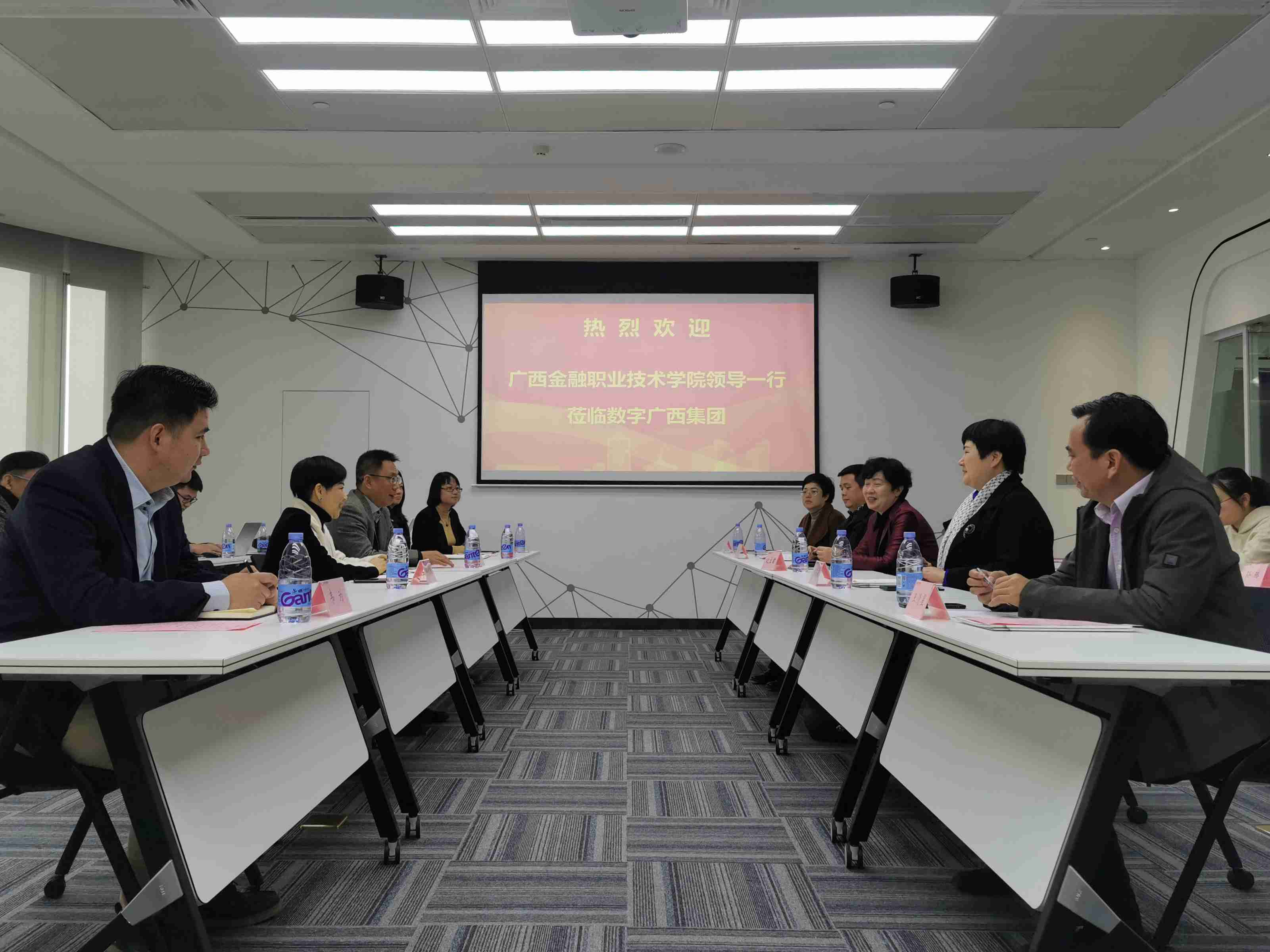 广西金融职业技术学院党委书记沈立君一行到问鼎娱乐广西集团考察调研