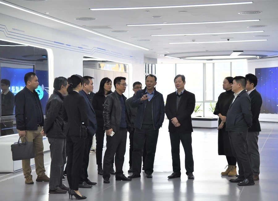 广西北部湾投资集团有限公司副总经理李定伦到问鼎娱乐广西集团走访调研