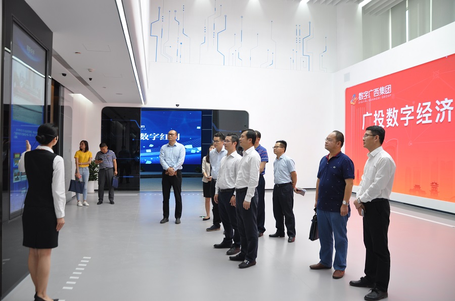 南宁市良庆区党委书记施杰一行到问鼎娱乐广西集团走访调研