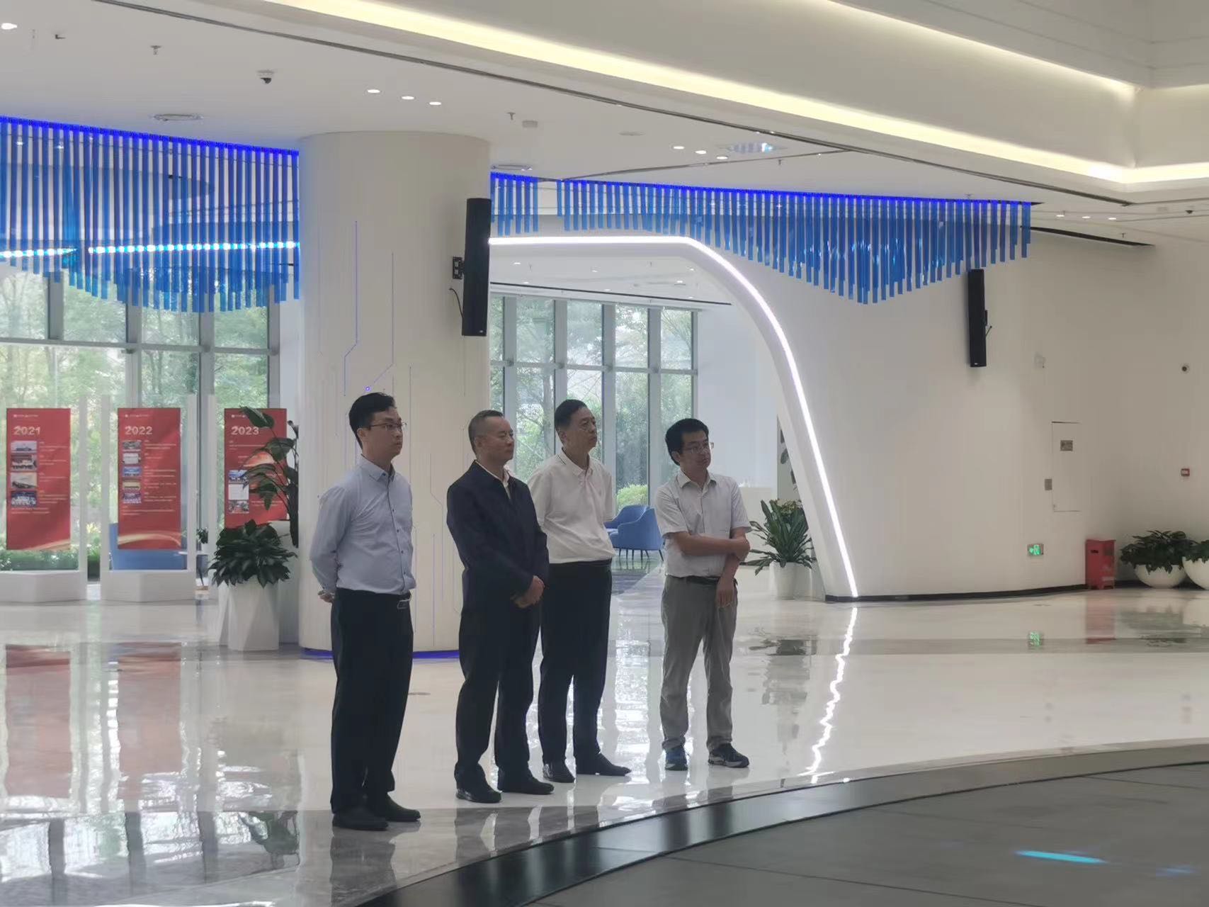 自治区大数据发展局局长赵志刚会见江苏未来网络集团总经理田文科一行 问鼎娱乐广西集团领导参加