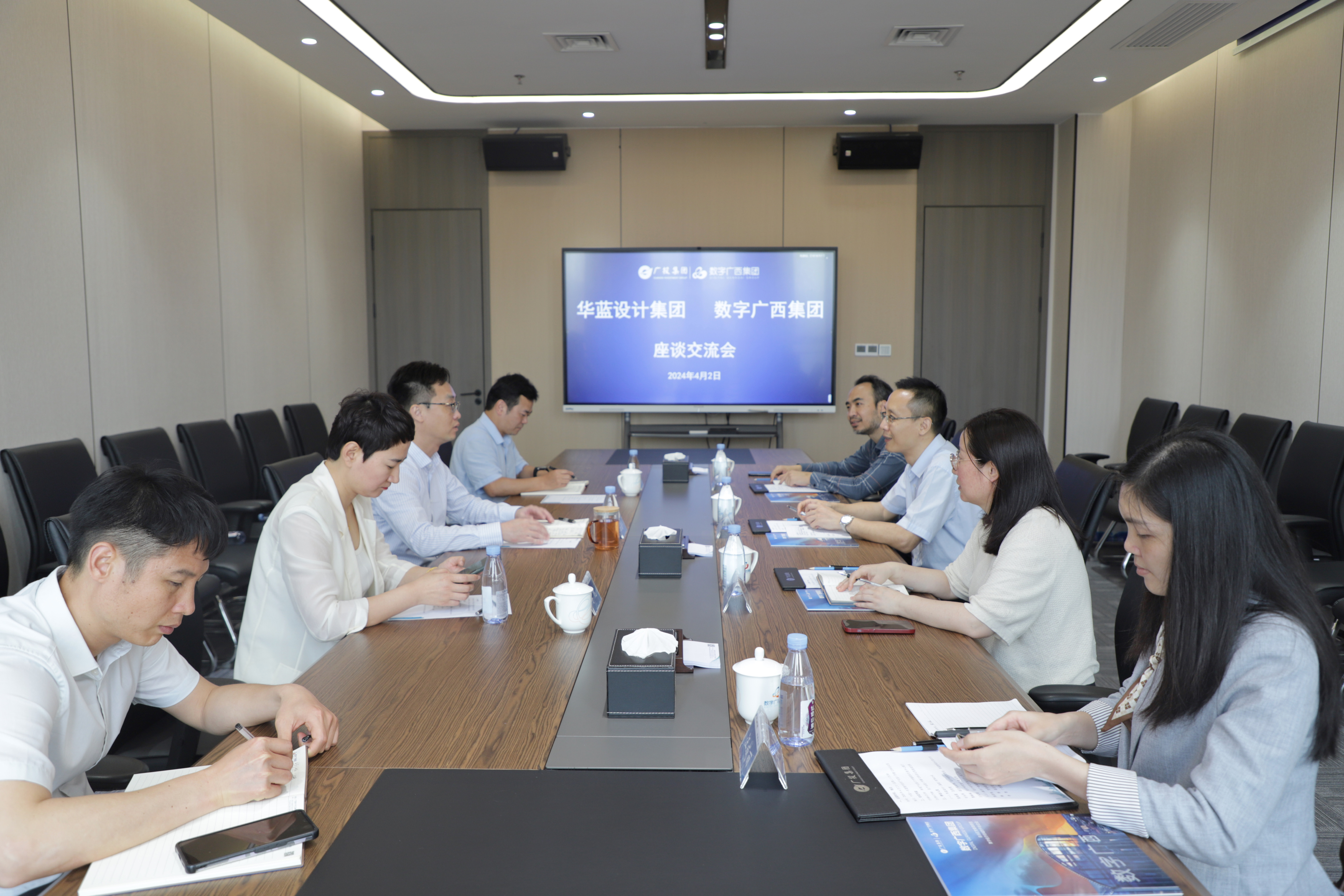华蓝设计（集团）有限公司到问鼎娱乐广西集团洽谈交流
