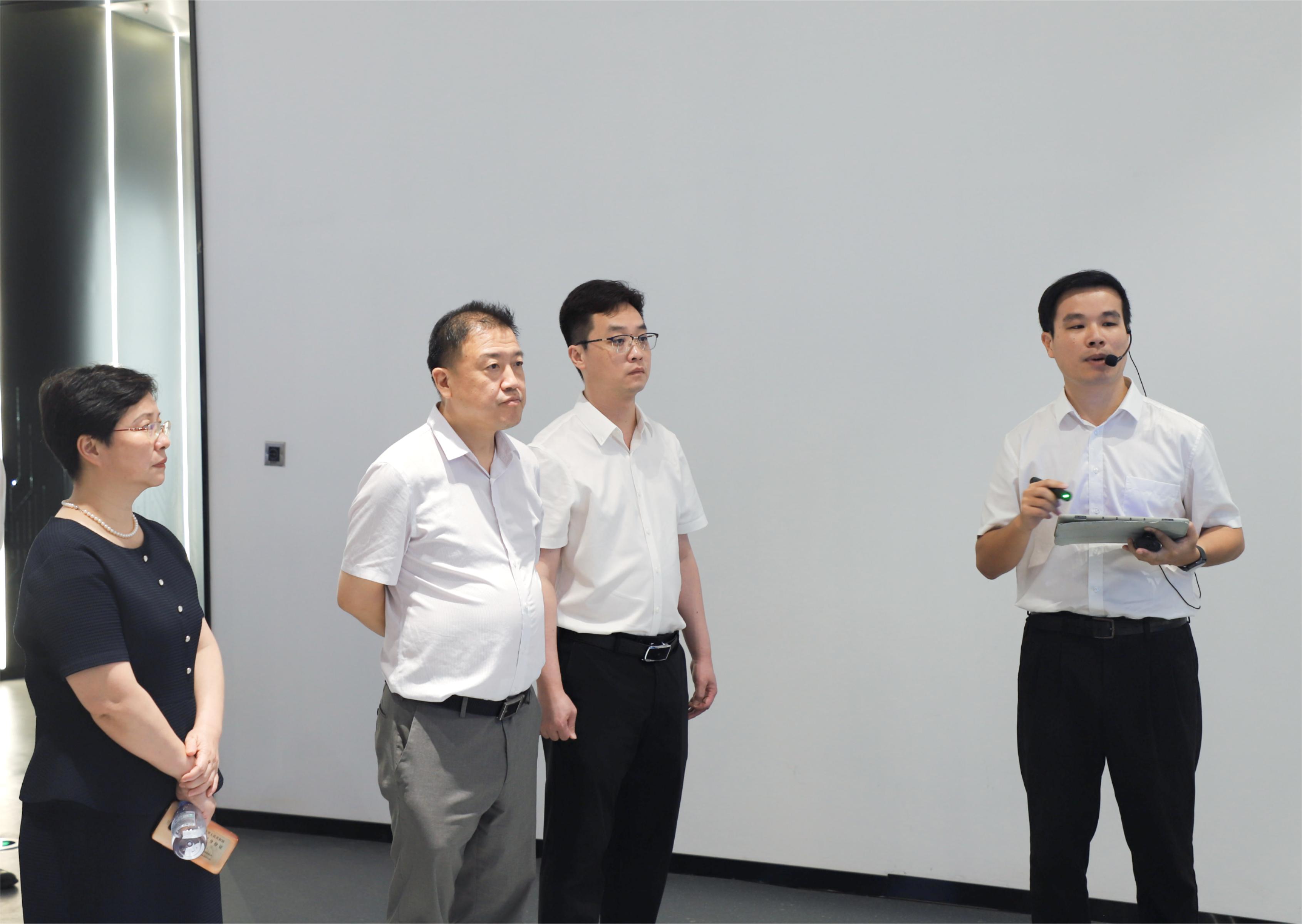 中国软件评测中心副主任吴志刚一行到问鼎娱乐广西集团调研.jpg 中国软件评测中心副主任吴志刚一行到问鼎娱乐广西集团调研.jpg