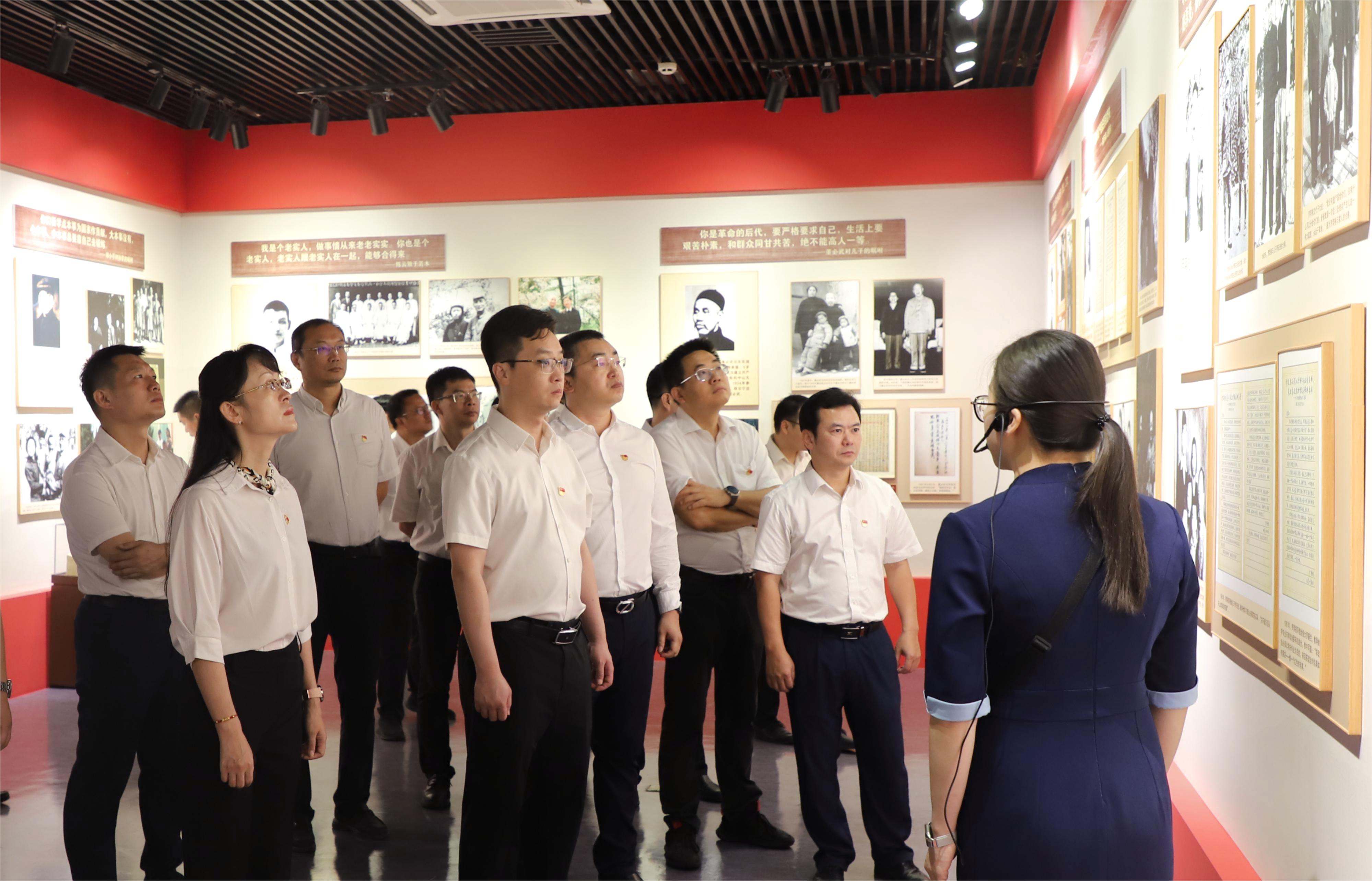 问鼎娱乐广西集团参观“中国共产党人的家风”档案展