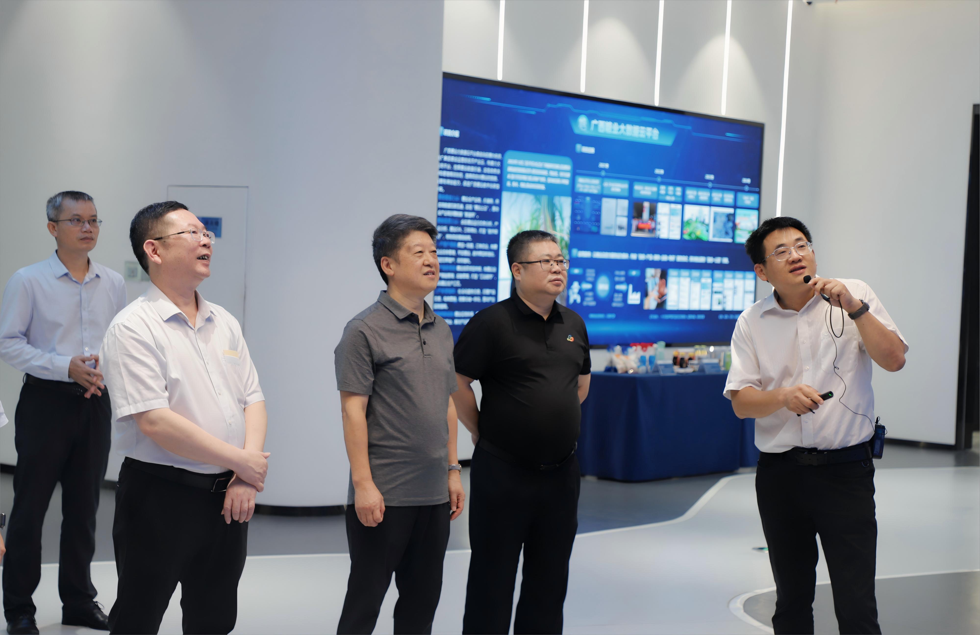 贵州省政协副主席、致公党贵州省委主委孙诚谊一行到问鼎娱乐广西集团调研