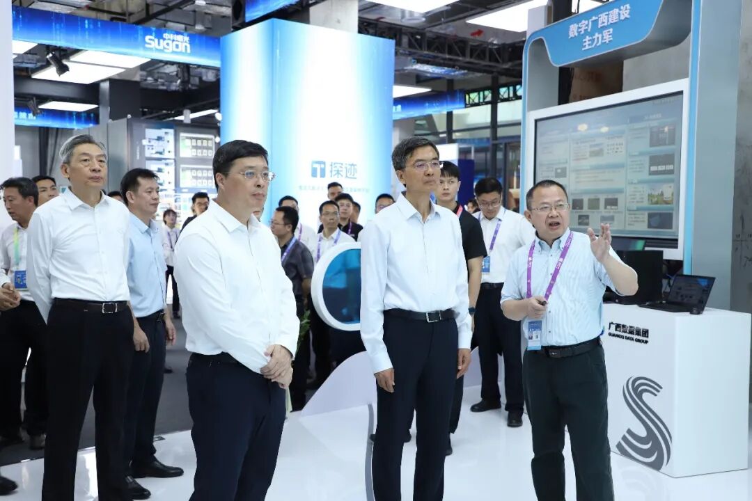  陈刚韦韬孙大伟在南A社区人工智能展区巡视时参观广西数据集团展馆